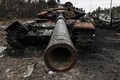 Xe tăng và pháo kéo "lạc trôi" trong cuộc xung đột Ukraine