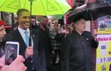 Bản sao của ông Kim Jong-un và Obama cầm ô dạo phố