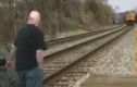 Người đàn ông liều mình dùng ô tô chặn đầu xe lửa