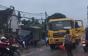 Video: Chết khiếp người phụ nữ “ngáo” đu bám xe tải