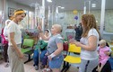 Xúc động loạt ảnh Đệ nhất phu nhân Syria thăm trẻ ung thư