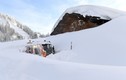 Toàn cảnh tuyết rơi kinh hoàng ở Châu Âu, hàng chục người chết