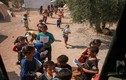 Xúc động cảnh trẻ em Syria vượt bom đạn đến trường