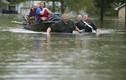 Bão đổ bộ gây ngập lụt kinh hoàng, dân Mỹ bơi thuyền giữa phố