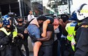 Khoảnh khắc đẹp “người hùng” da màu cứu người da trắng giữa biểu tình