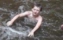 Bé trai 11 tuổi dũng cảm nhảy xuống biển cứu người