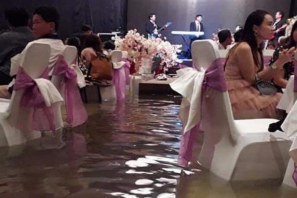 Hình ảnh gây bão: Đám cưới trong biển nước, quan khách bình thản ăn cỗ