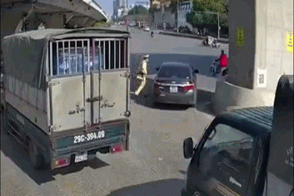Video: CSGT nhờ xe ôm đuổi theo ô tô vi phạm và cái kết