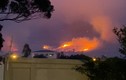 Cảnh tượng Núi Bàn nổi tiếng ở Nam Phi cháy dữ dội