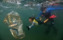 Cận cảnh bé gái 4 tuổi dọn rác thải nhựa dưới đại dương