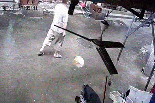 Video: Đang đi bộ, người đàn ông suýt bị dao rơi trúng đầu
