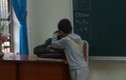Thầy giáo nằm gục trên bàn, bắt học sinh...nhổ tóc sâu
