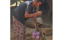 Cụ bà 80 tuổi luyện chó đi giao hàng ở Tây Ninh