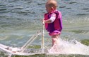 Bé gái 6 tháng tuổi lướt ván điêu luyện trên sông gây sốc