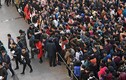 Gần 10.000 người tranh nhau một "bát cơm sắt" ở Trung Quốc