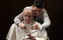Cậu bé 7 tuổi gây bất ngờ khi xin selfie với Giáo hoàng