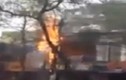 Cận cảnh cột điện cháy, nổ như pháo hoa ở Hà Nội