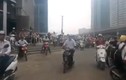 Hàng trăm xe máy lao trên bậc thang tòa nhà cao nhất VN