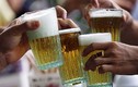 Cảnh tượng người Việt bia rượu tẹt ga... “tám” trên báo Tây
