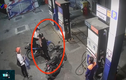Video: Nhắc khách không nghe điện thoại, nhân viên cây xăng bị đâm 