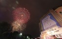 “Đại tiệc” pháo hoa: Lấp lánh trong mưa Hà Nội, huyền ảo rực sáng trời TP HCM