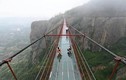Thót tim đi trên cây cầu bằng kính giữa vách núi đá