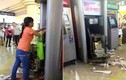 Quý cô đập phá máy ATM vì bị nuốt thẻ gây sốc