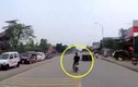 Video: Thanh niên phóng nhanh vượt ẩu, tông vào xe taxi rồi lộn nhiều vòng trên cao
