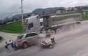 Video: Xe đầu kéo húc ô tô văng trúng 3 nữ sinh chờ sang đường, 2 người chết