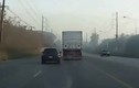 Thót tim tài xế ô tô lạng lách trên đường quốc lộ