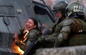 Chile chìm trong bạo loạn, nữ cảnh sát khóc thét vì trúng bom xăng