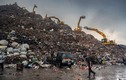 Hãi hùng khung cảnh bên trong bãi rác lớn nhất thế giới