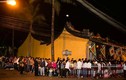 Kỳ lạ biển người xếp hàng trắng đêm lễ chùa Hội An
