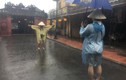 Bất chấp mưa lớn, ngập sâu tại Hội An, khách du lịch vẫn "check in facebook"