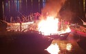 Tàu cá bốc cháy dữ dội giữa khuya trên sông Hàn