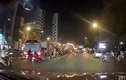 Video: Khoảnh khắc xe bus húc đổ cột cầu vượt Thái Hà