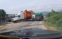 Video: Xe máy suýt chui gầm vì xe container vượt ẩu