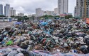 Núi rác ùn ứ bốc mùi nồng nặc trên đường phố Hà Nội
