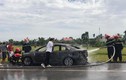 Video: Tài xế khóc lóc, nhờ người lấy hộ giấy tờ trong ôtô đang cháy
