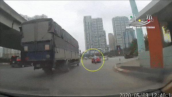 Video: Mất lái, ôtô tông thẳng vào rào chắn trên cao tốc Hạ Long - Vân Đồn