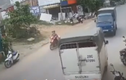 Video: Mất lái, xe tải lao thẳng vào xe khác gây tai nạn liên hoàn