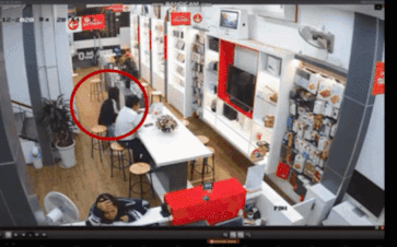 Video: Vào cửa hàng điện thoại giật đồ, cô gái bị tóm cổ trong 1 phút