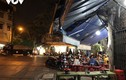 Vỉa hè ở Hà Nội bị hàng ăn chiếm dụng, không còn chỗ dành cho người đi bộ