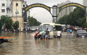 Hà Nội: Mưa lớn giờ cao điểm, nhiều tuyến đường hoá sông