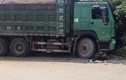 Hà Nội: Xe tải lao sang đường cuốn xe máy vào gầm