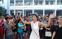 Hoa hậu H’hen Niê được vây kín khi về thăm trường cũ
