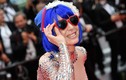 Nữ ca sĩ vô danh liên tục tạo dáng quá lố trên thảm đỏ Cannes