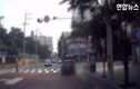 Video: Lái xe sang, người phụ nữ rải hàng trăm triệu xuống đường phố 