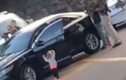 Bé gái 2 tuổi bò ra khỏi xe, đi chân đất và giơ tay đầu hàng cảnh sát