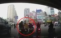Video: Dàn cảnh trộm túi xách tinh vi giữa phố đông đúc